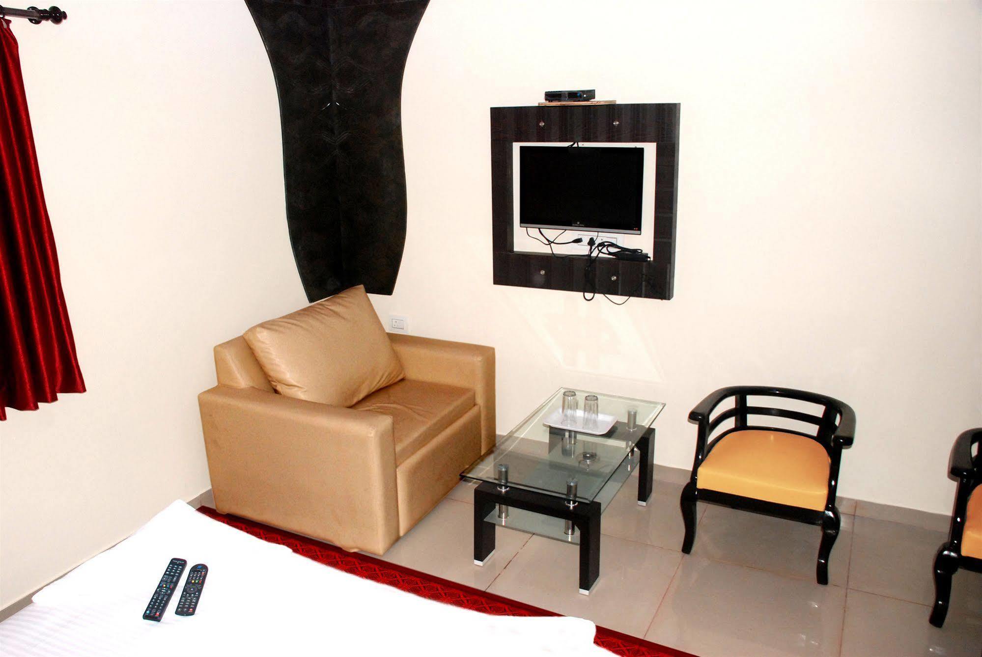 Fabexpress Adore Inn - Nr Mumbai International Airport Exterior photo