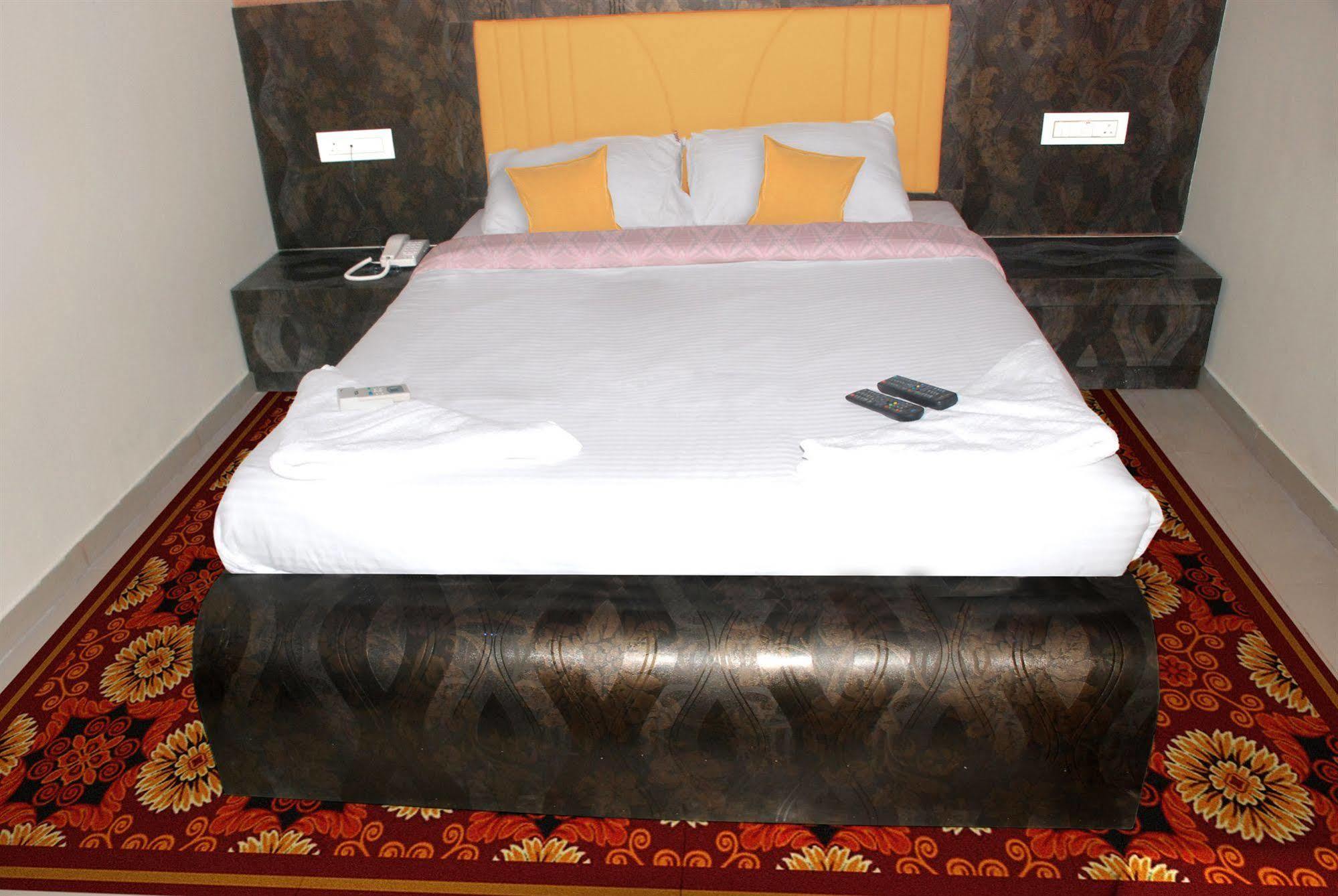 Fabexpress Adore Inn - Nr Mumbai International Airport Exterior photo